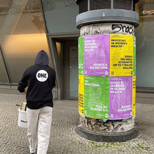 ONE-Plakatierer an einer Litfaßsäule in Berlin