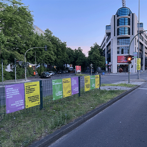 Plakatreihe an einer Berliner Straße