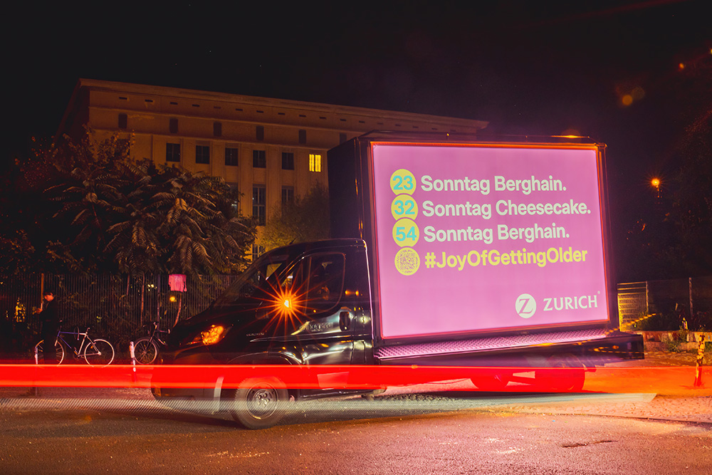 Zurich Truck vor dem Berghain: Sonntag Berghain. Sonntag Cheesecake.