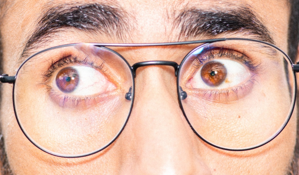 BNP Paribas Kampagne — Augen hinter Brille