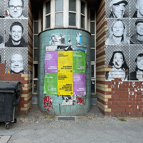 Beklebte Litfaßsäule mit der ONE-Plakatserie